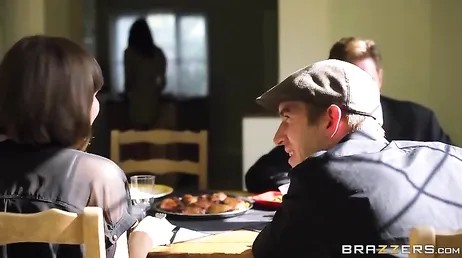 Ik neem mijn secretaresse mee naar huis en mijn zoon neukt haar