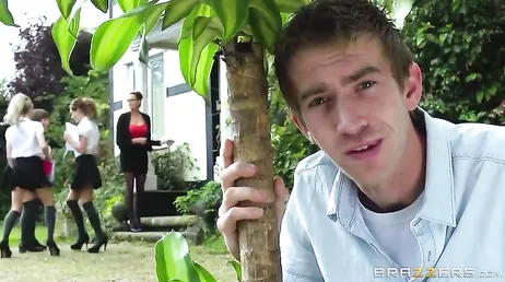 Ik weet dat de directeur geil is en ik ga daar misbruik van maken