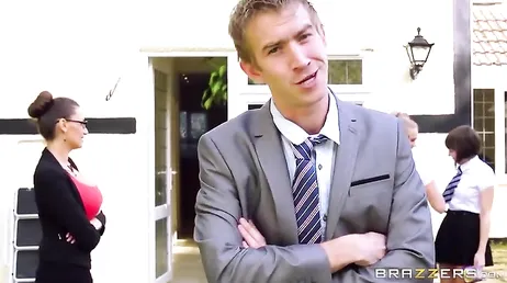 Ik weet dat de directeur geil is en ik ga daar misbruik van maken