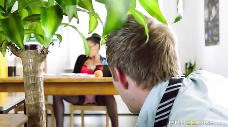 Ik weet dat de directeur geil is en ik ga daar misbruik van maken