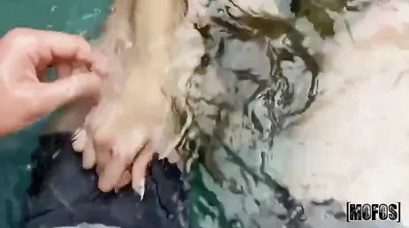C'est ma nièce et comme vous pouvez le voir, c'est déjà une putain de femme