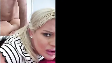 Ze vermaakt zichzelf met haar mobiele telefoon en ze maken van de gelegenheid gebruik om een vuile video op te nemen