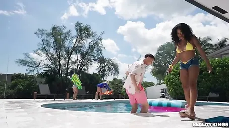 Ce qui se passe dans cette piscine n'est pas normal, ils n'ont pas honte