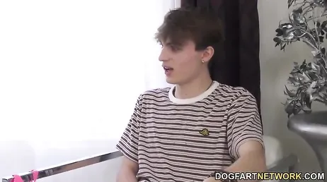 Mijn zoon betrapt mij terwijl ik mijn vriend aan het neuken ben en ik moet het hem uitleggen