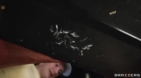 Mijn vriendin is raar, ze trekt me af in het restaurant en gaat dan naar de badkamer