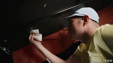 Mijn vriendin is raar, ze trekt me af in het restaurant en gaat dan naar de badkamer