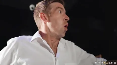 Mijn vriendin is raar, ze trekt me af in het restaurant en gaat dan naar de badkamer