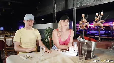 Mijn vriendin is raar, ze trekt me af in het restaurant en gaat dan naar de badkamer