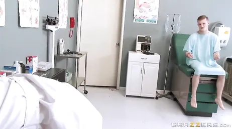Ich glaube, der Arzt macht das, damit dieser Kerl sie ansehen kann