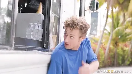 Oh mio Dio, la ragazza che vende il gelato si sta masturbando