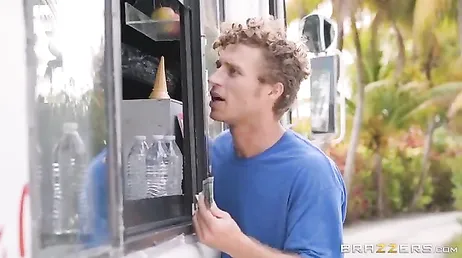 Oh mio Dio, la ragazza che vende il gelato si sta masturbando