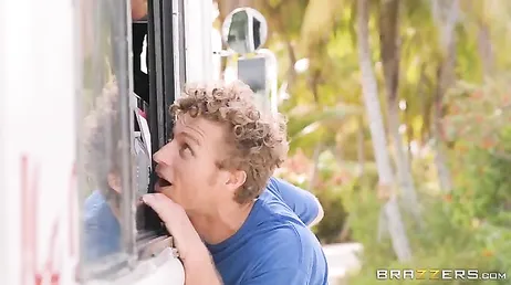 Oh mio Dio, la ragazza che vende il gelato si sta masturbando