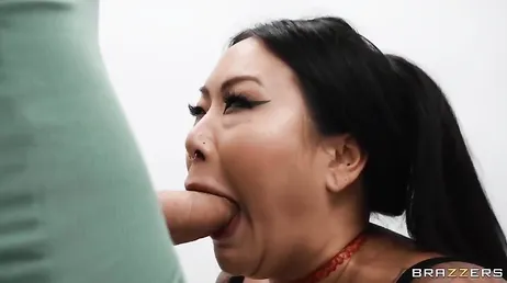 Puta asiática chupa um transexual no banheiro, que excêntrico!