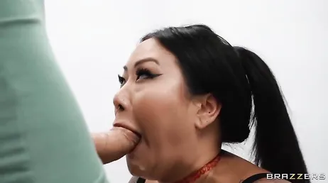 Puta asiática chupa um transexual no banheiro, que excêntrico!
