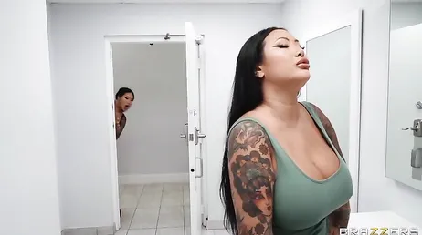 Puta asiática chupa um transexual no banheiro, que excêntrico!
