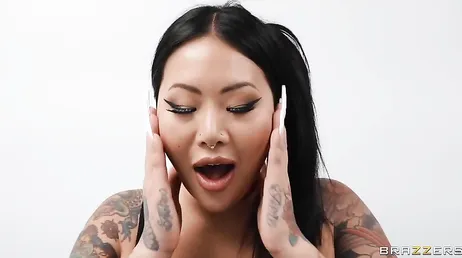 Puta asiática chupa um transexual no banheiro, que excêntrico!