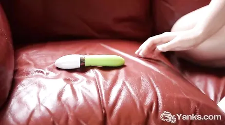Rödhårig med fina bröst krossar sin fitta med en dildo