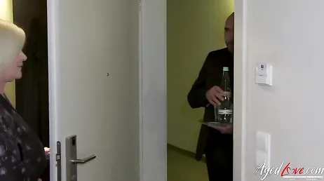 Je ne peux pas croire que j'ai baisé ma tante aînée
