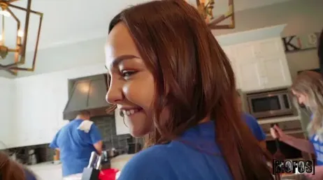 Je baise ma copine pendant que toute sa famille cuisine