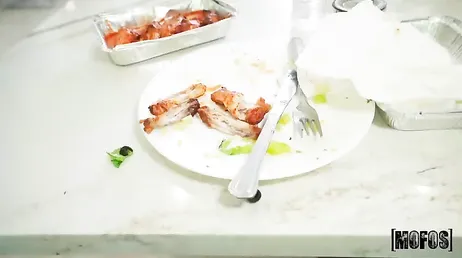 Je baise ma copine pendant que toute sa famille cuisine