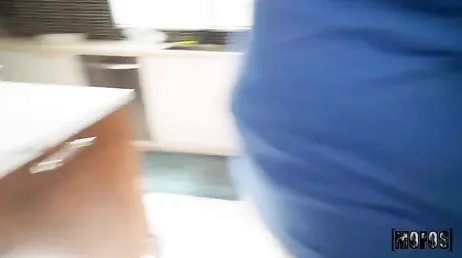 Je baise ma copine pendant que toute sa famille cuisine