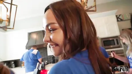 Je baise ma copine pendant que toute sa famille cuisine