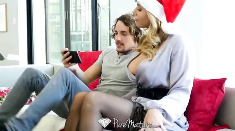 Vou te foder enquanto seu marido corno limpa, certo?