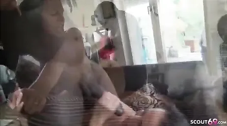 Sie debütiert mit einem schwarzen Mann mit einem XXL-Schwanz, und auf welche Weise!