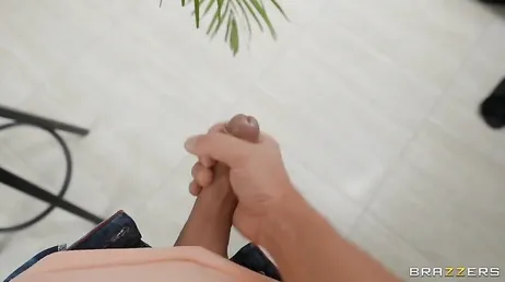 Primeiro sozinha e depois com a prima, ela é insaciável!