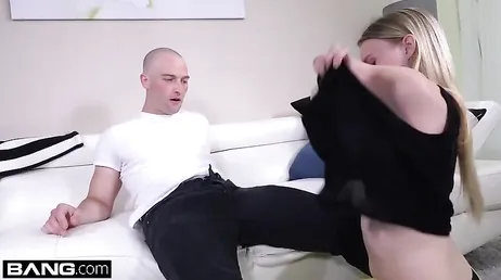 Mio Dio, come si apre la figa di questa bionda amatoriale
