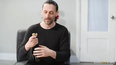 Dato che ho una bambina piccola, lascio che altri uomini scopino mia moglie