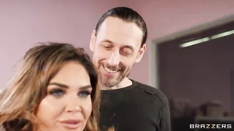 Dato che ho una bambina piccola, lascio che altri uomini scopino mia moglie