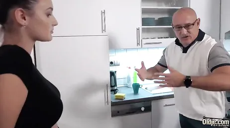 Eu sou um chacha doméstico e meu chefe vai receber uma surpresa hoje por ser um idiota