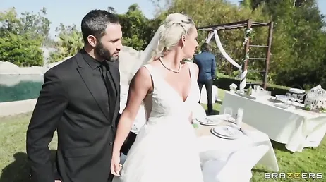 Ele não espera nada, acabou de se casar e já está namorando o cunhado