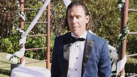 Ele não espera nada, acabou de se casar e já está namorando o cunhado