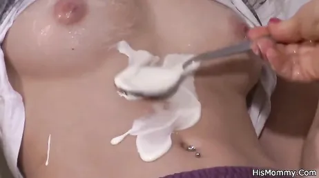 Den här blondinen älskar när hennes svärmor leker med sin rakade fitta