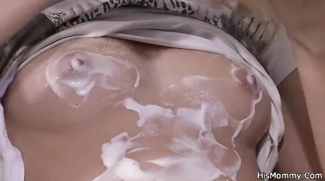 Den här blondinen älskar när hennes svärmor leker med sin rakade fitta