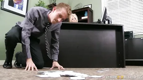 Rien de mieux qu'une bonne secrétaire pour calmer l'ambiance dans ce bureau