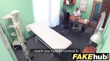 Jag blir rik på videorna jag spelar in på vårdcentralskonsultationen