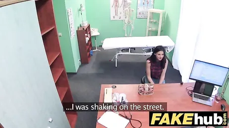 Jag blir rik på videorna jag spelar in på vårdcentralskonsultationen