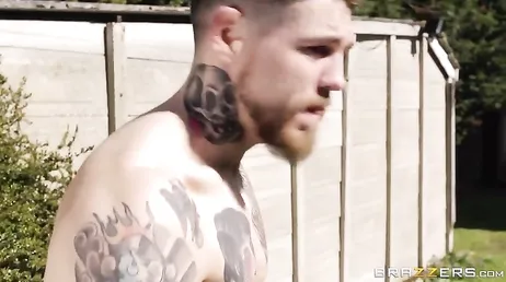 Han är väldigt tydlig, han måste knulla den lilla killen med tatueringarna