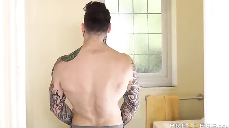 Han är väldigt tydlig, han måste knulla den lilla killen med tatueringarna