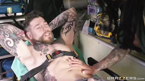 Han är väldigt tydlig, han måste knulla den lilla killen med tatueringarna