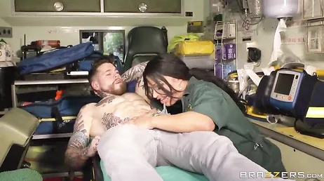 Han är väldigt tydlig, han måste knulla den lilla killen med tatueringarna