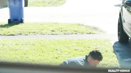 Il fattorino è scioccato quando vede questo arabo nudo
