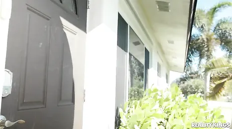 Il fattorino è scioccato quando vede questo arabo nudo