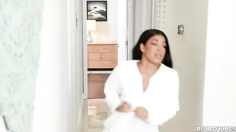 Il fattorino è scioccato quando vede questo arabo nudo