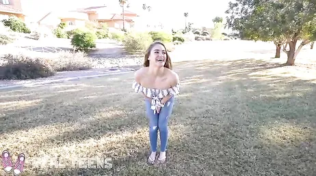 Una vera ventenne vuole diventare un'attrice porno con questo bel video fatto in casa