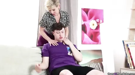 Ich werde meinem Enkel einen guten Handjob geben, er hat es verdient