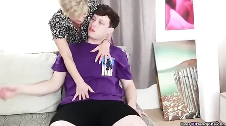 Ich werde meinem Enkel einen guten Handjob geben, er hat es verdient